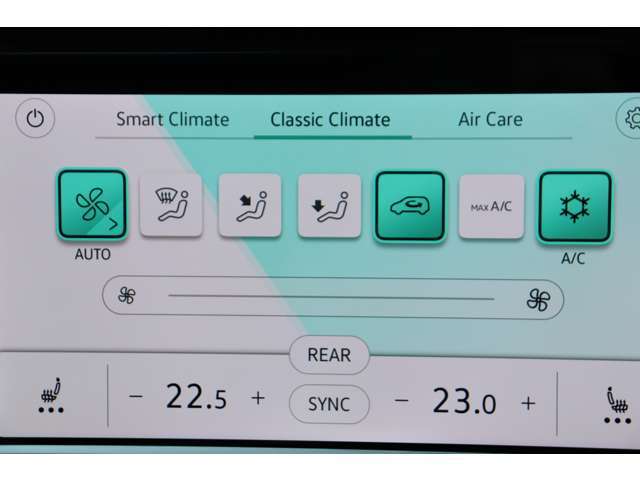 （3ゾーンオートエアコン）運転席と助手席、後席で温度を個別に調整可能です。それぞれの席で快適にお過ごし頂く事が可能です。