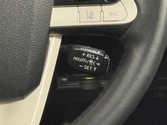 【レーダークルーズコントロール】従来のクルコンの機能に加え、先行車に接近すると、安全な車間距離を保ちながら先行車の車速に合わせ追従するシステム。