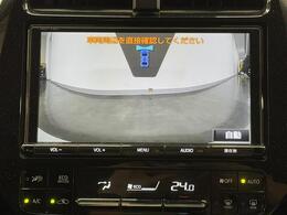 【フロントカメラ】ナンバープレート下に設置する、ディーラーオプションのフロントカメラを搭載。ボンネット等で目視しづらい死角も確認できるスグレモノです。