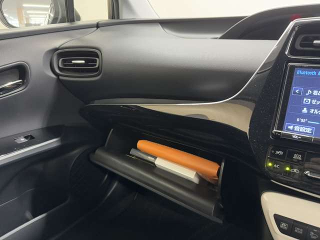 【グローブボックス】車検証、サングラスやCDなど小さい荷物が収納できるので車内を綺麗に整頓できますね。