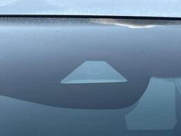 【ホンダセンシング】走行中に前方の車両等を認識し、衝突しそうな時は警報とブレーキで衝突回避と被害軽減をアシスト。より安全にドライブをお楽しみいただけます。