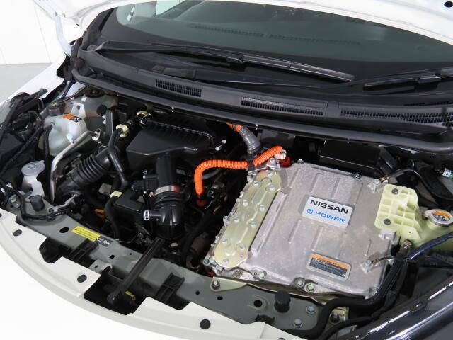 エンジンルームはきれいですよ。機関機構系も良好です。納車前に点検整備も行います。エンジンオイル・オイルフィルター・エアコンフィルター・ワイパーゴムは必ず交換致します（エアコンフィルターは、装着車のみ）
