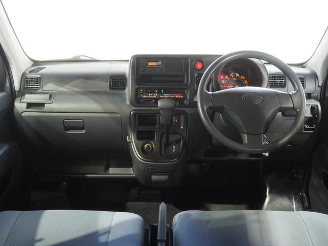 インパネまわり。小物入れを多めに配置した、使い勝手を考慮したデザインです。