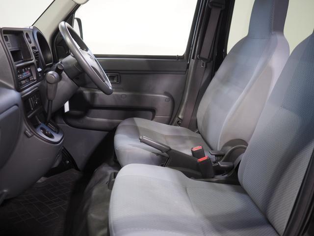 明るいグレーのハイバックシートです。