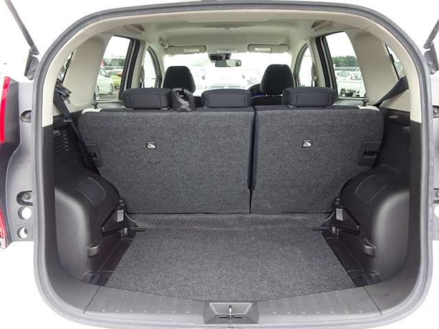 【ラゲッジスペース】しっかり容量が確保されていてます。バックドアも大開口で荷物の出し入れがしやすいです♪