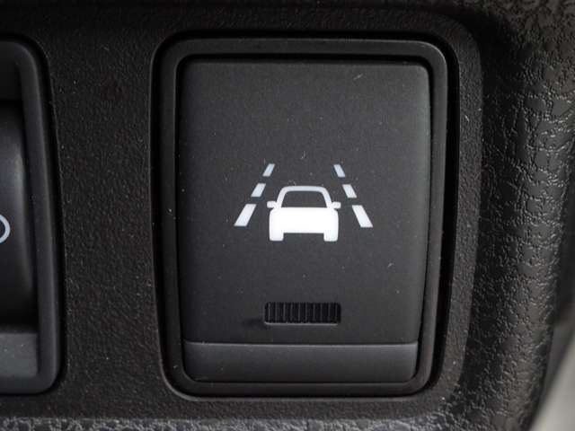 【車線逸脱警報】車線から外れると注意を促します。ドライバーが意図しないのに車線を逸脱した場合に、これを検知して警報で注意喚起する事で安全性を確保！