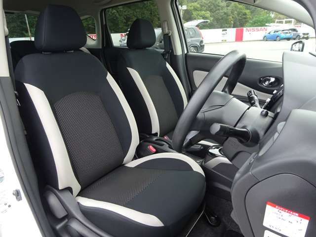 【シート調節】前後にスライドするだけでなく、シートの高さも調節することができます。広い視野や自身にあった運転姿勢を確保。快適で安全なドライブをお楽しみ下さい♪