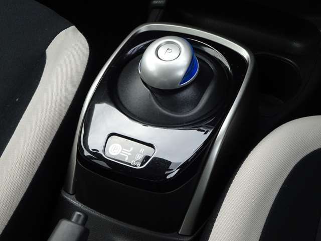 【シフトレバー】軽い力で操作可能なシフトレバーです！見た目も未来的でかっこいいですね！