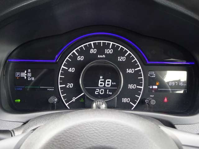 【メーターパネル】素早く車の情報が読み取れる、視認性に優れたシンプルなデザインのメーターパネルです。