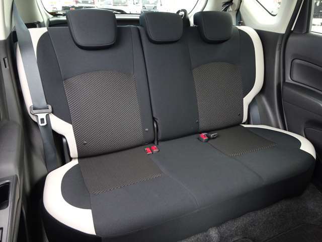 【後部座席】足元が広く、大人が乗ってもゆったり座れるシートです。リラックスした姿勢でお乗りいただけます！