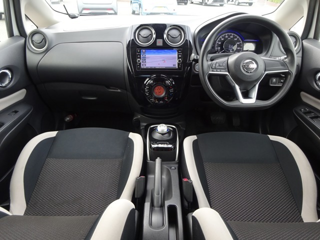 【エクステリア】視界が広いフロントガラスに、機能的なインパネはスイッチ類の操作性も良好です。シンプルで使い勝手の良い内装です（＾＾）