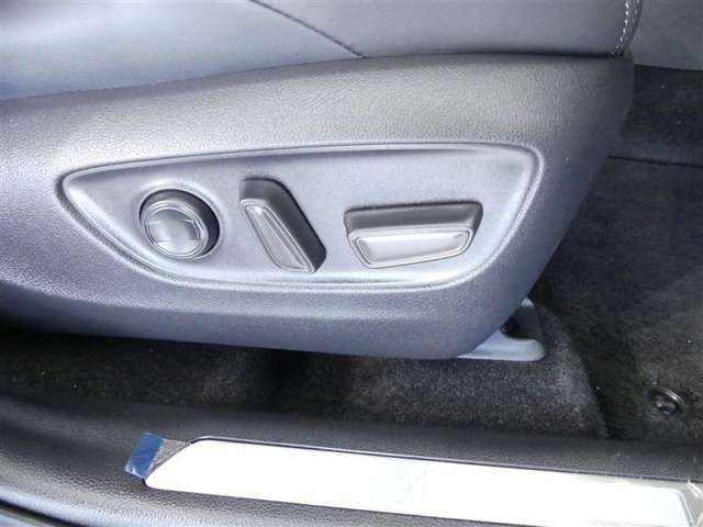 運転席のシート調整を電動で調整できます。無段階調整なので、どなたにもピッタリの調整が可能です。