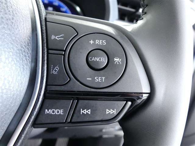ステアリングスイッチでクルーズコントロール機能の操作ができます。長距離の高速走行時の疲労軽減や燃費に役立ちます。