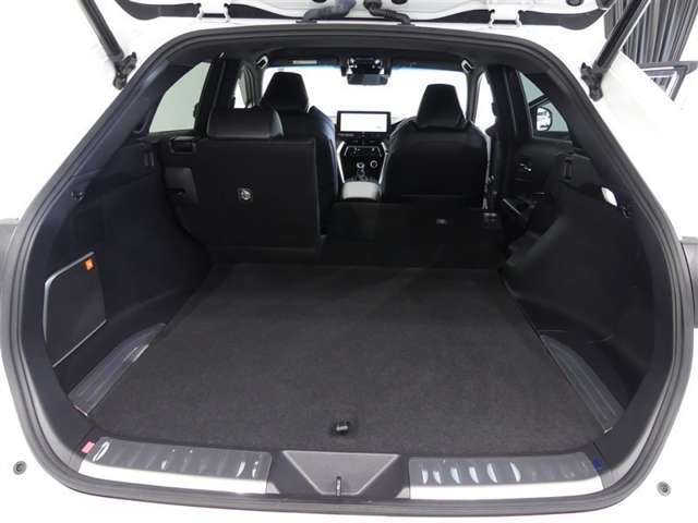 可倒式リヤシートを倒せばラッゲージスペースがさらに拡大。長さや幅のあるものも楽に収まります。