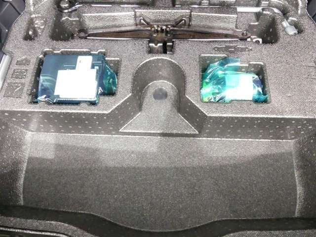 スペアタイヤレス車です。応急セットを搭載しております。