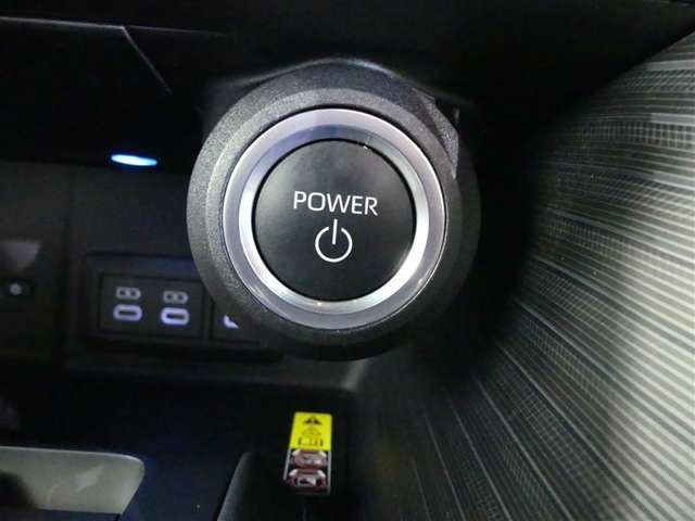 【プッシュスタート】スマートキーを携帯して、ブレーキを踏みながらスタートスイッチを押すだけでエンジンがかけられます。