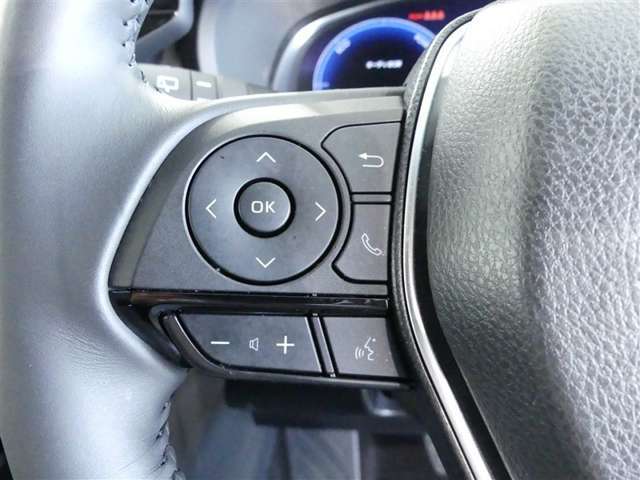 ステアリングスイッチ付き。オーディオの操作やメーターインフォメーションの切り替えも前方から目を離すことなく操作することが可能です。