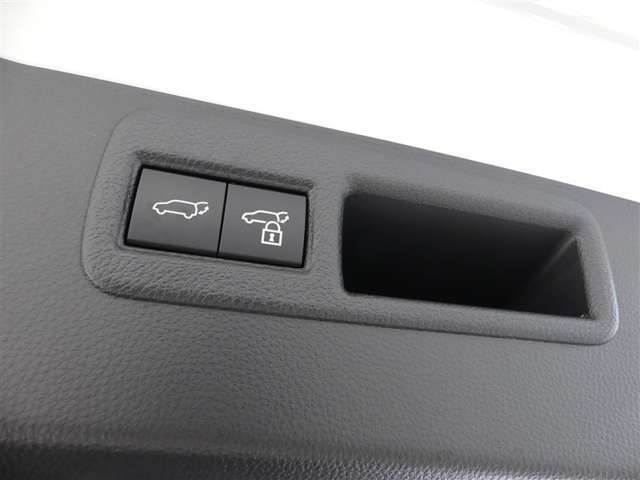 ワンタッチでバックドアが開閉。重たいバックドアも力いらずで開閉できる便利なパワーバックドア付きです！