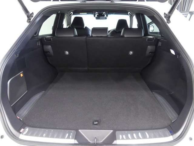 とても広々、大きな開口部の荷室スペースです。大きな荷物も楽々収納出来ちゃいます。