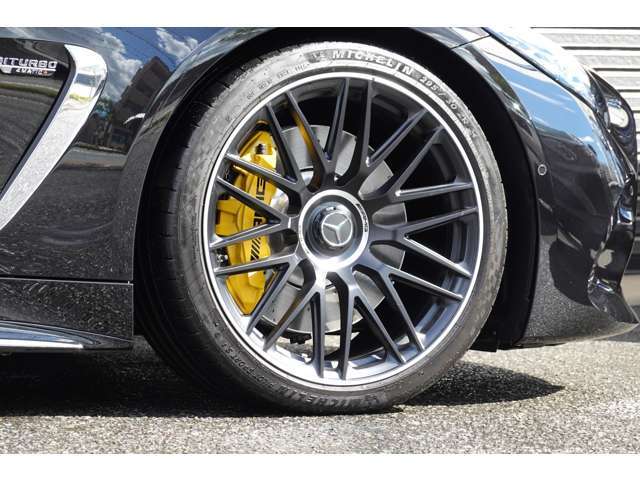 AMG鍛造21インチアルミホイール・AMGイエローキャリパー。