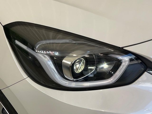 【LEDヘッドライト】悪天候や夜間走行時も良好な視界を確保し安心して運転できる高輝度LEDヘッドライトを装備！点灯速度が早く、消費電力も抑えられています。