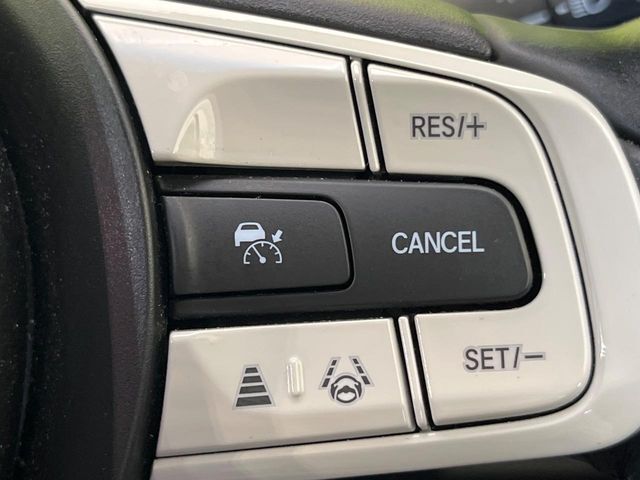 【アダプティブクルーズコントロール】高速道路での長距離走行が楽に！！自動で速度を保つクルーズコントロールが、衝突軽減システムと連携し、前方の車両を感知して車間を保つように速度調節してくれます！！