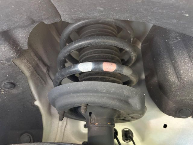 お車を安心してお乗りいただく為には、足回りの定期点検が欠かせません。サービスサポート（有償保証）では無料点検もご提供しており、安心のカーライフをお過ごしいただけるサポート体制が整っています。