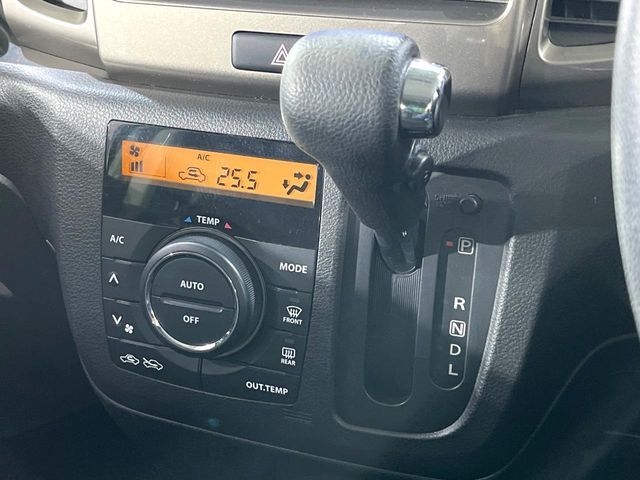 【オートエアコン】一度お好みの温度に設定すれば、車内の温度を検知し風量や温度を自動で調整。暑い…寒い…と何度もスイッチ操作をする必要はありません。快適な車内空間には必須の機能ですね♪