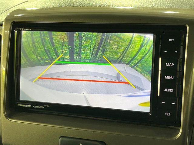 【バックカメラ】駐車時に後方がリアルタイム映像で確認できます。大型商業施設や立体駐車場での駐車時や、夜間のバック時に大活躍！運転スキルに関わらず、今や必須となった装備のひとつです！