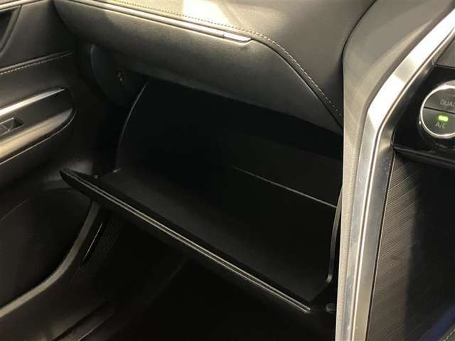 グローブボックスとなります！車検証などを入れるのにご活用ください！