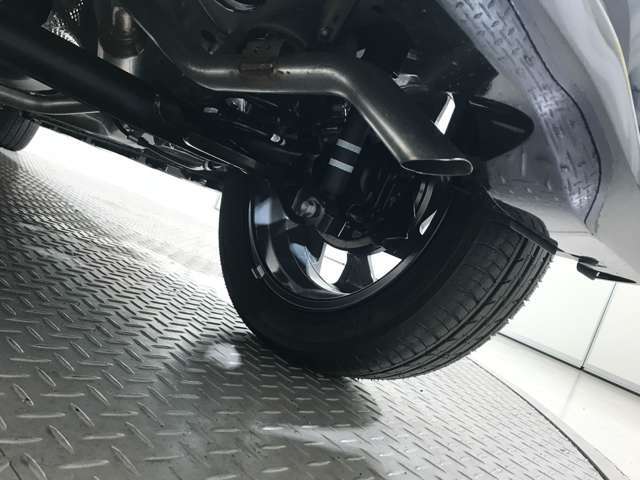 ご購入後には洗車も欠かせませんよね！？当店では、洗車のプロが普段お手入れが行き届かない箇所も済み済みまで綺麗にしています！