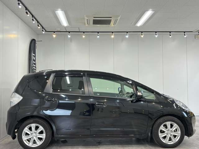 ユーザー買取　ハイブリッド　ETC　バックカメラ　ナビ　TV　オートクルーズコントロール　HID　スマートキー　電動格納ミラー　シートヒーター　CVT　衝突安全ボディ　アルミホイール　CD　ABS