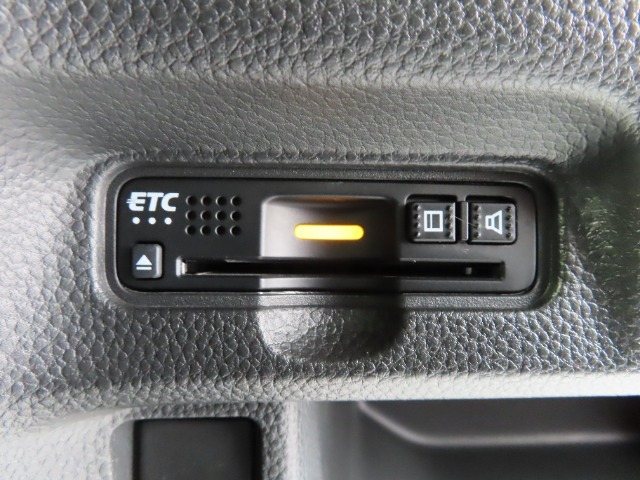 『ETC搭載』　高速利用時に便利なETCを搭載しております。高速道路での利用がスムーズになります！これで長旅も楽々♪納車時にセットアップをさせていただきますので、カードを差し込むだけでご利用いただけま