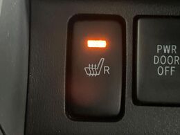 【シートヒーター】寒い日に重宝するシートヒーター！エアコンより早く温まってくれるので寒がりの人も安心ですね♪エアコンの温風は乾燥するから苦手、という方にもをおすすめです。