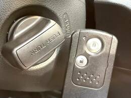 【問合せ：0749-27-4907】【Hondaスマートキー】カバンやポケットに入れたままでもドアの施錠・解錠が可能なスマートキーを装備。エンジンのオン・オフ時もカギを取り出す必要が無いからと手も便利