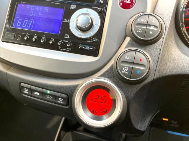 【問合せ：0749-27-4907】【オートエアコン】一度お好みの温度に設定すれば、車内の温度を検知し風量や温度を自動で調整。暑い…寒い…と何度もスイッチ操作をする必要はありません。快適な車内空間には