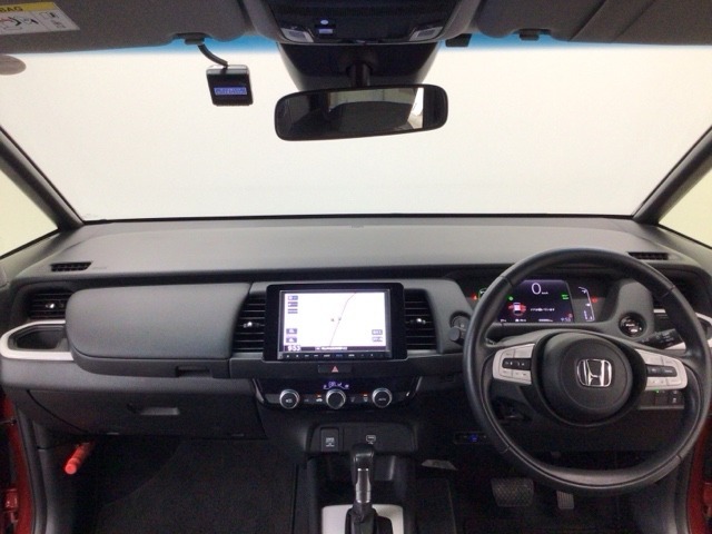 【前方視界】開放的な前方視界！運転がしやすく疲れにくいです♪窓が大きく、見通しがとっても良いおクルマですよ♪