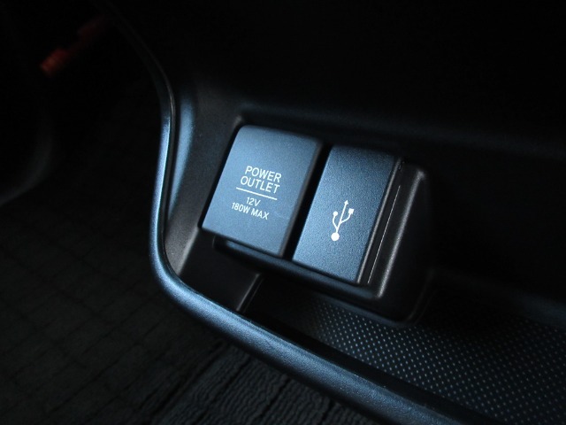 USBジャック付きです。　全車、弊社専門スタッフによる内外装クリーニングを実施しております。綺麗な状態でご納車いたします。