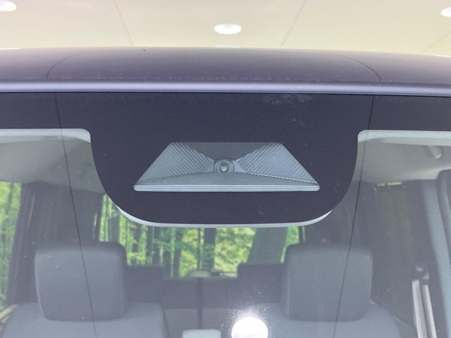 【ホンダセンシング】走行中に前方の車両等を認識し、衝突しそうな時は警報とブレーキで衝突回避と被害軽減をアシスト。より安全にドライブをお楽しみいただけます。