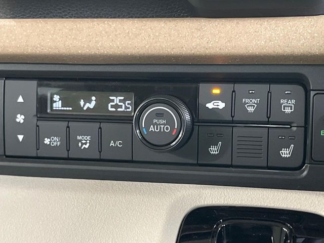【オートエアコン】一度お好みの温度に設定すれば、車内の温度を検知し風量や温度を自動で調整。暑い…寒い…と何度もスイッチ操作をする必要はありません。快適な車内空間には必須の機能ですね♪