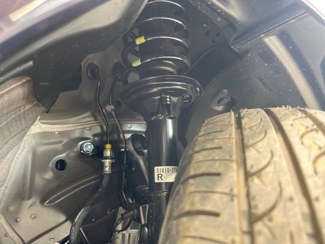 お車を安心してお乗りいただく為には、足回りの定期点検が欠かせません。サービスサポート（有償保証）では無料点検もご提供しており、安心のカーライフをお過ごしいただけるサポート体制が整っています。