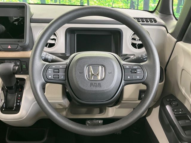 インテリアに合わせたデザインのステアリングは、運転される方のことも考え、運転しやすい形状、大きさです。是非一度、実際に触ってお確かめください。