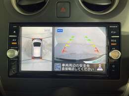 【アラウンドビューモニター】まるでクルマを真上から見下ろしたかのような視点で駐車をサポートします！クルマの斜め後ろや真横など、前後左右の4つのカメラの映像が合成されて、モニターに映し出されます。