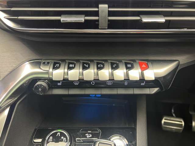 ご遠方の場合でも、下取り車両の金額を概算でお出しすることは可能でございます。車検証をお手元に、走行距離をご確認の上お問い合わせくださいませ。