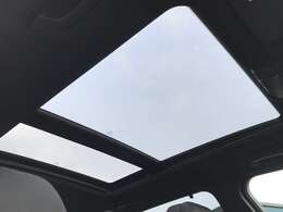 大きなサンルーフつき！爽快なドライブ？ロマンチックな天体観測？貴方はどちらを満喫しますか？！