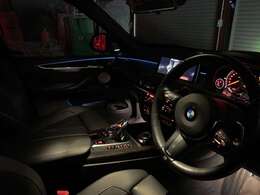 暗闇でレッドとブルーに光るルームランプ。特別なひと時を彩ります。