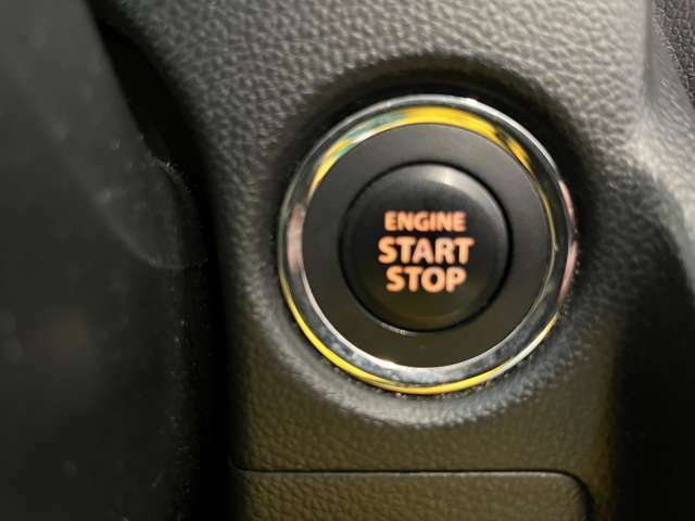 キーレスプッシュスタートシステムです。ブレーキを踏みながらボタンを押すだけでエンジン始動が可能です