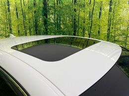 【サンルーフ】開放感たっぷりの希少装備、サンルーフが装着されています！車内に明かりを取り入れたり景色を楽しむ以外にも、車内の空気も簡単に換気できて快適です！
