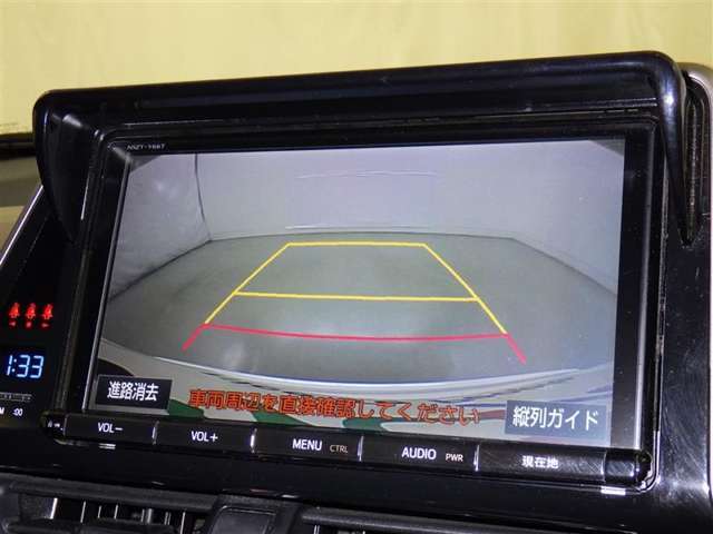 バックモニターも装備しております。バックギアに入れるとナビ画面に車の後方が映し出されます。これで後方確認も安心！