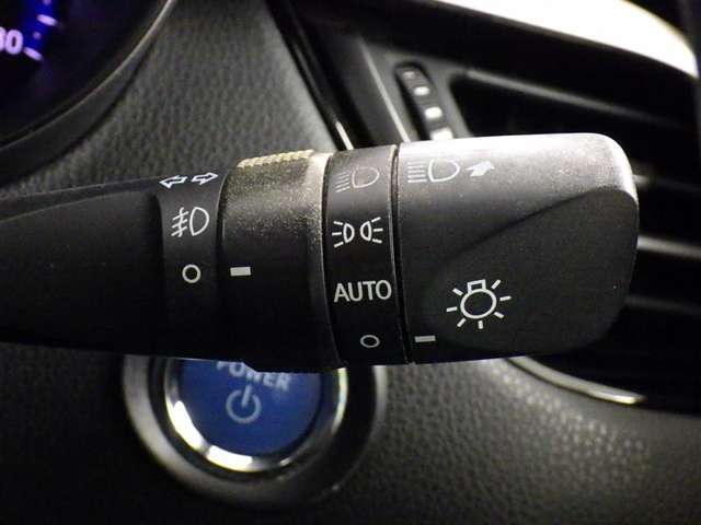 【オートライト】車外の明るさに応じて、自動的にライトの点灯・消灯をしてくれます。